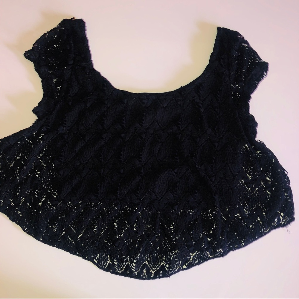 Black Off the shoulders crop top.